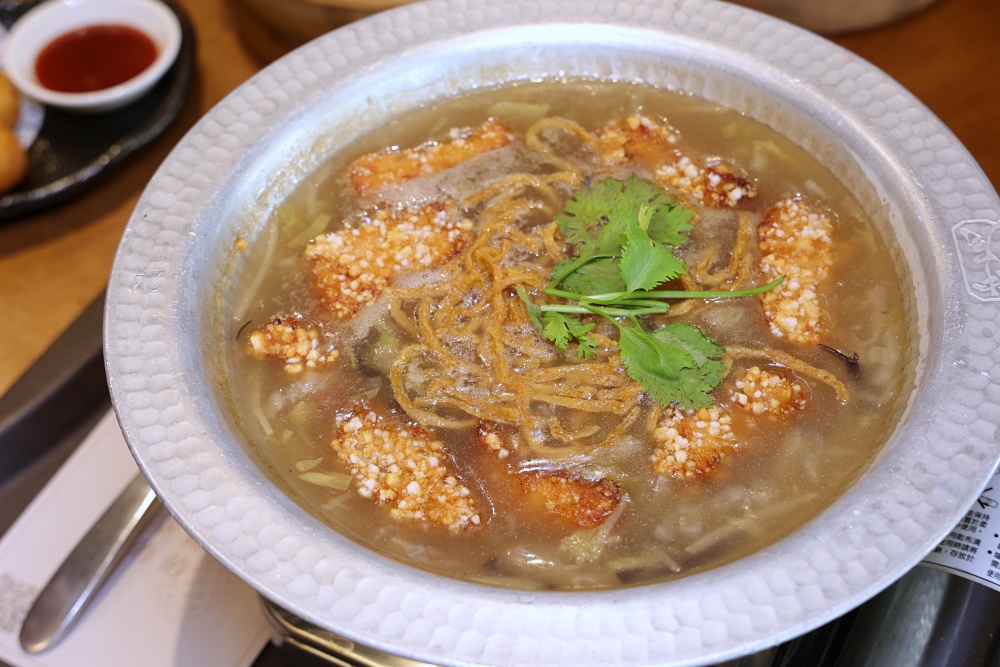 有春茶館 | 堆高高草莓冰好過癮，古早味辦桌台菜好吃又飽足，台中山海臺菜餐廳。