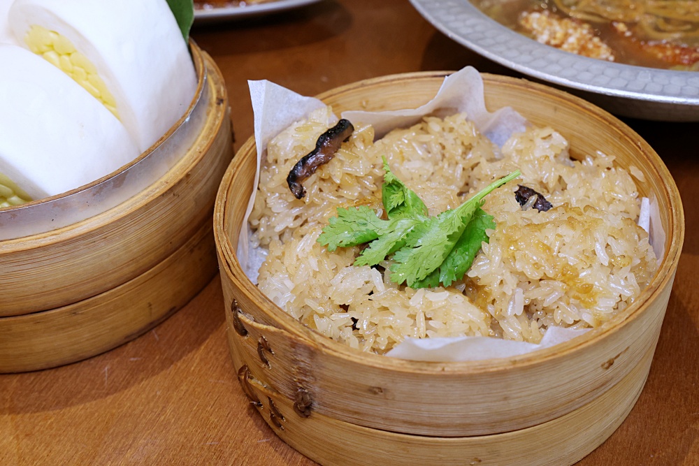 有春茶館 | 堆高高草莓冰好過癮，古早味辦桌台菜好吃又飽足，台中山海臺菜餐廳。