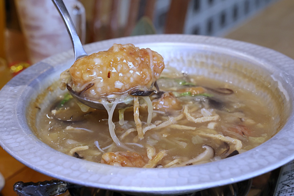 有春茶館 | 堆高高草莓冰好過癮，古早味辦桌台菜好吃又飽足，台中山海臺菜餐廳。