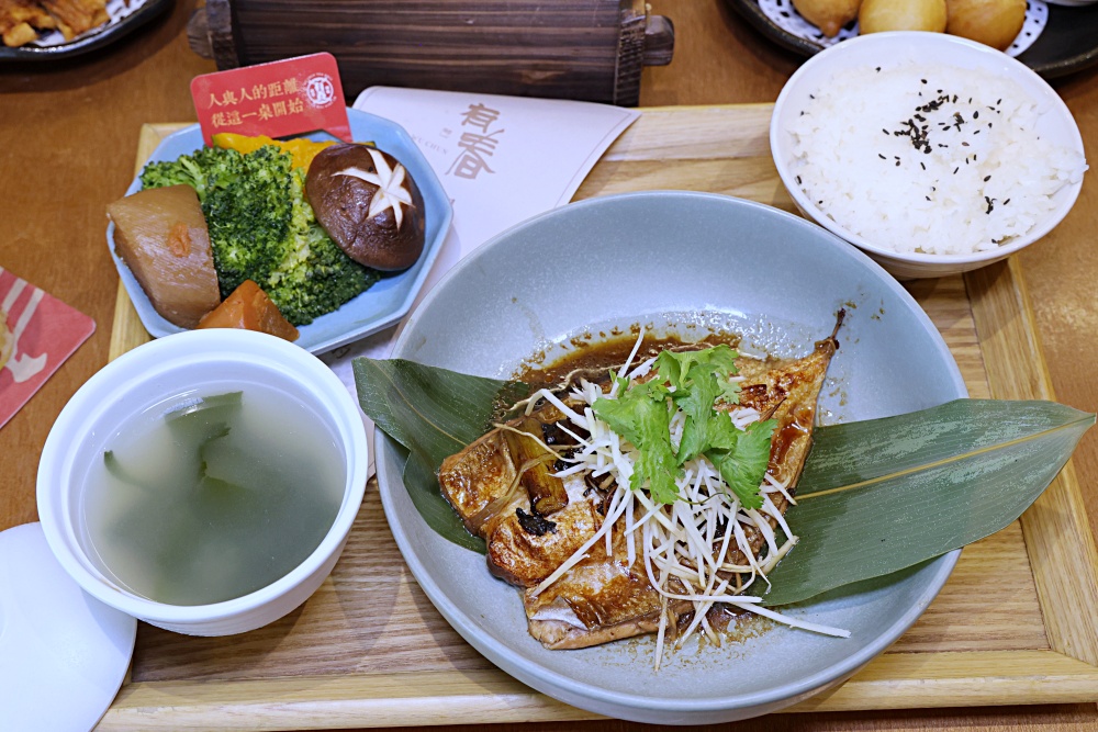 有春茶館 | 堆高高草莓冰好過癮，古早味辦桌台菜好吃又飽足，台中山海臺菜餐廳。