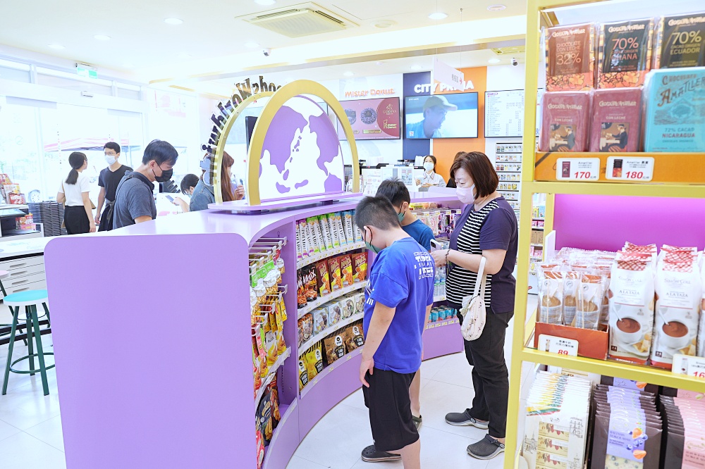 7-11敦富門市 | 全台第一間7-11 LINE FRIENDS 聯名店就在北屯好市多正對面，餐飲品牌超齊全！