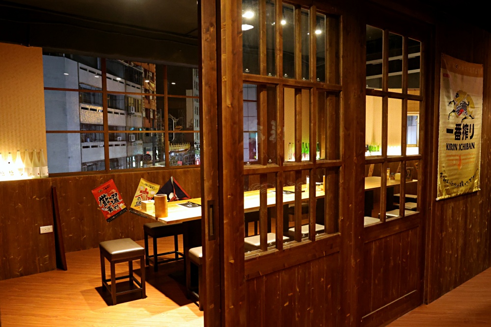 隱居居酒屋台中店 | 巷弄轉角遇見平價日式居酒屋，根本秒飛日本，串燒啤酒是最美深夜食堂！