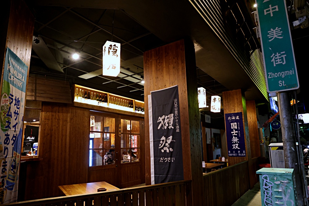 隱居居酒屋台中店 | 巷弄轉角遇見平價日式居酒屋，根本秒飛日本，串燒啤酒是最美深夜食堂！