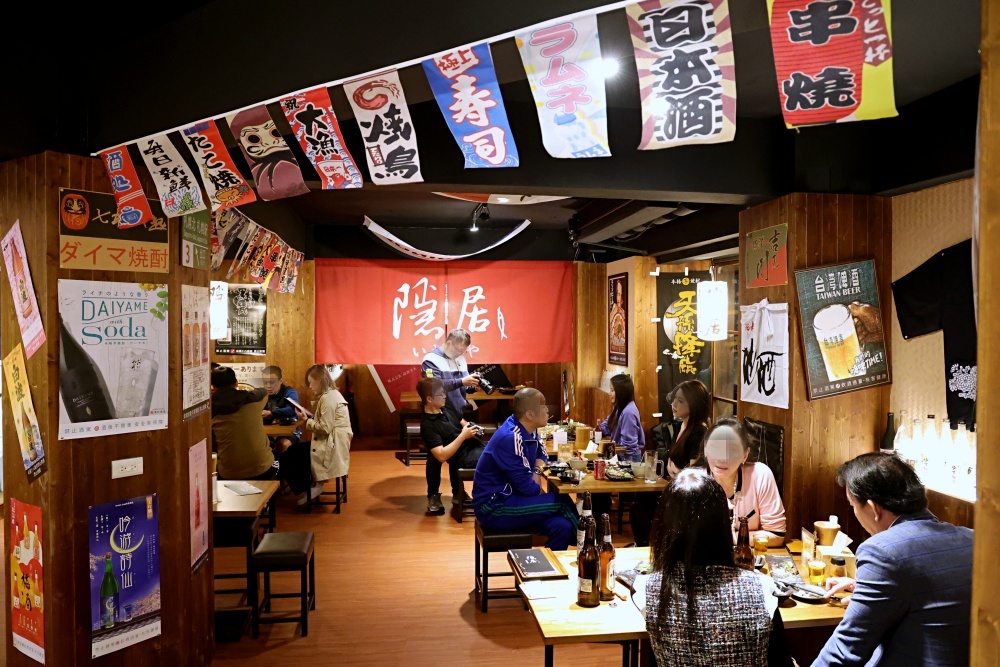 隱居居酒屋台中店 | 巷弄轉角遇見平價日式居酒屋，根本秒飛日本，串燒啤酒是最美深夜食堂！