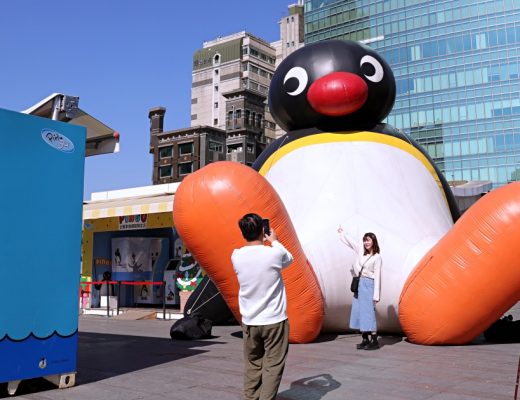 捕捉6米高野生PINGU！企鵝家族快閃台中街頭，配著藍天好好拍！