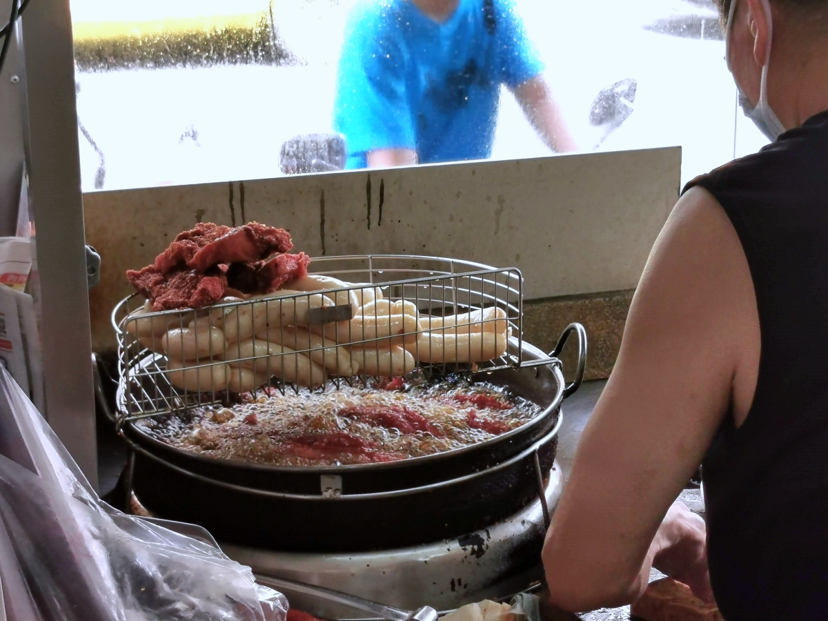 第五市場美食推薦，蚵仔粥配香酥紅燒肉，古早味美食排隊也要吃！