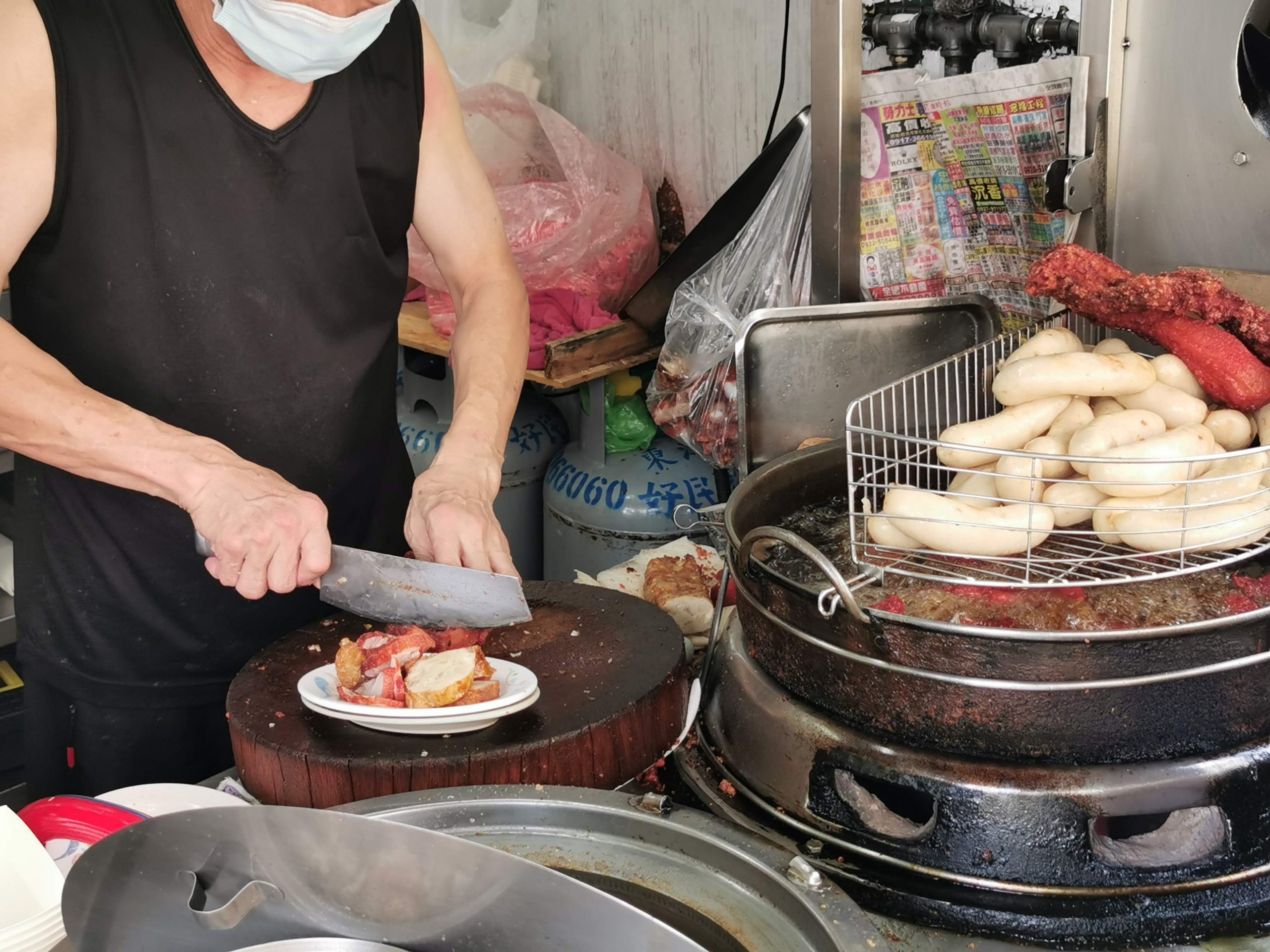 第五市場美食推薦，蚵仔粥配香酥紅燒肉，古早味美食排隊也要吃！