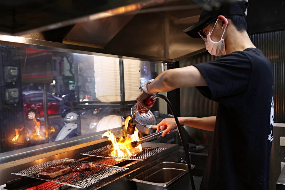 牛丁次郎坊 水湳經貿店 | 爆量極盛肉山好壯觀，雞白湯、巧克力冰沙免費暢飲，台中平價丼飯推薦！