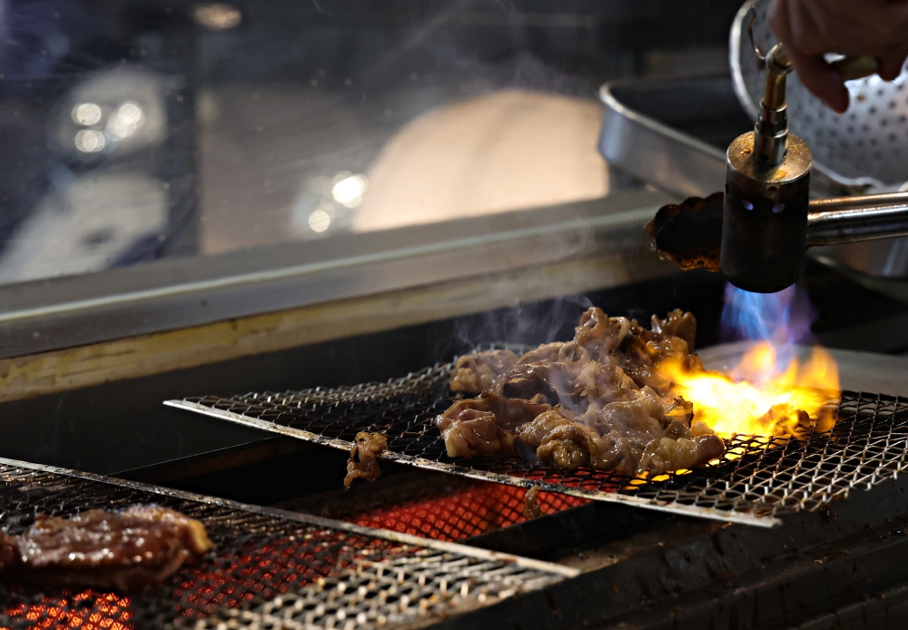 牛丁次郎坊 水湳經貿店 | 爆量極盛肉山好壯觀，雞白湯、巧克力冰沙免費暢飲，台中平價丼飯推薦！