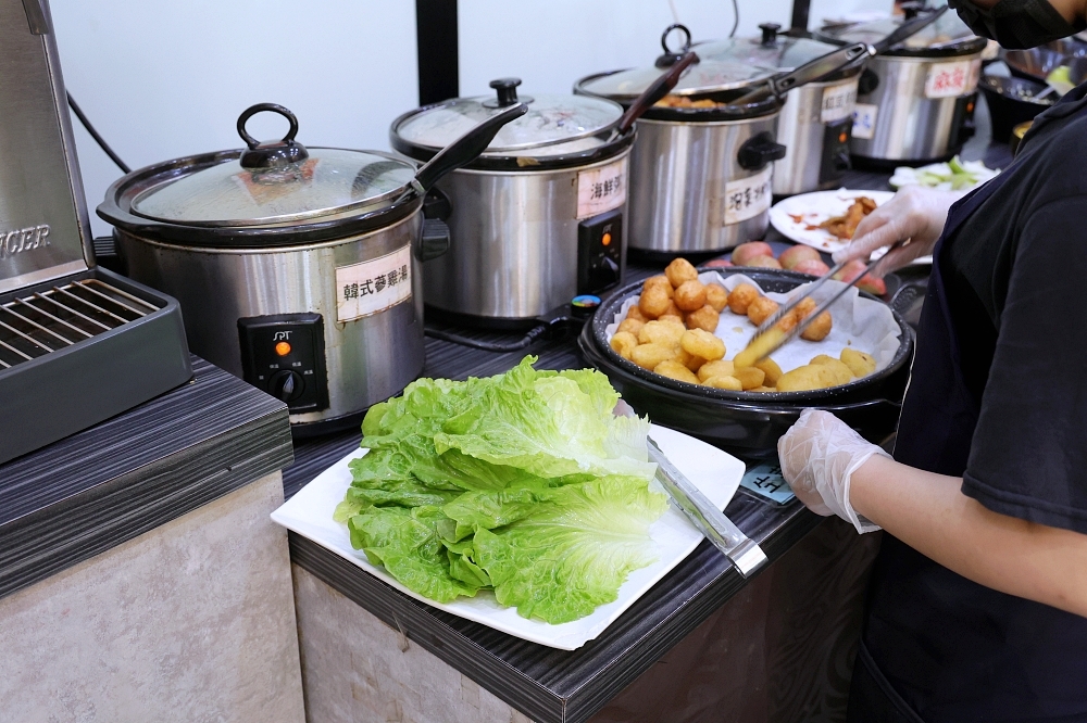 肉鮮生韓式烤肉吃到飽 | 光燒肉海鮮就超過13種，整排韓式炸雞、蔘雞湯、韓式小菜補菜補很快，這樣不用400元，台中烤肉吃到飽推薦！