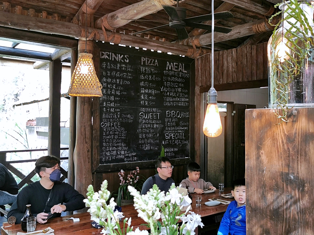 HANA廚房 | 遺落在阿里山裡的美食秘境，來吉部落廚房景色絕美，鄒族與南非美食好有特色！