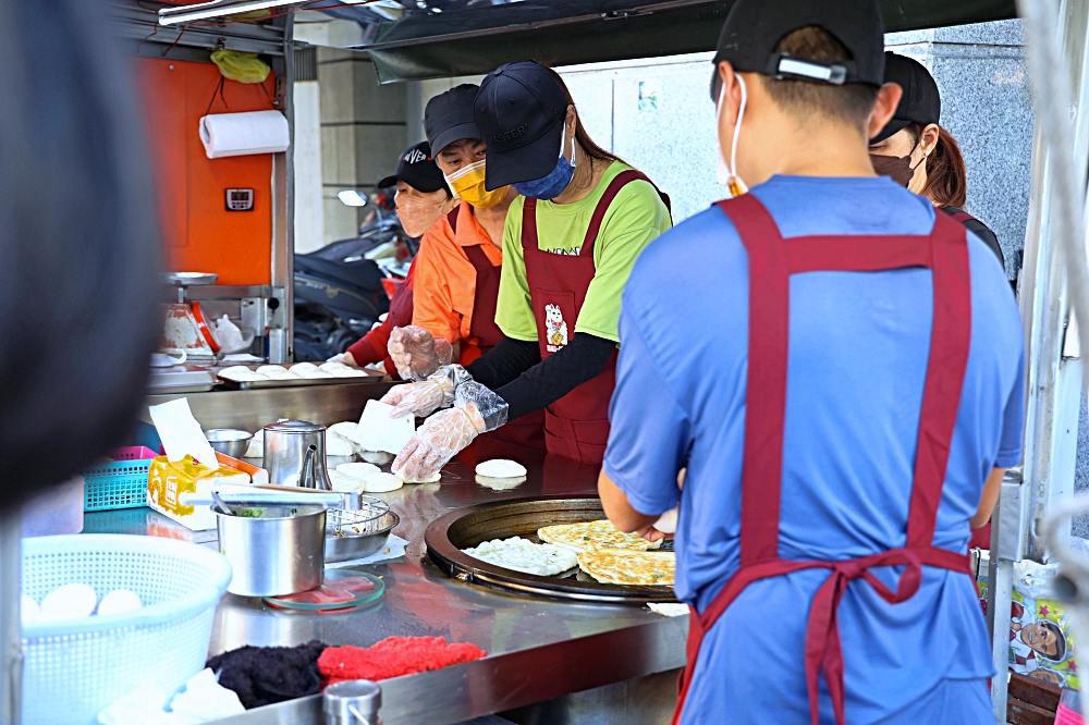 宜吉九層塔粉蔥餅｜大甲超人氣銅板美食，一天只賣四小時，排再久都要吃！