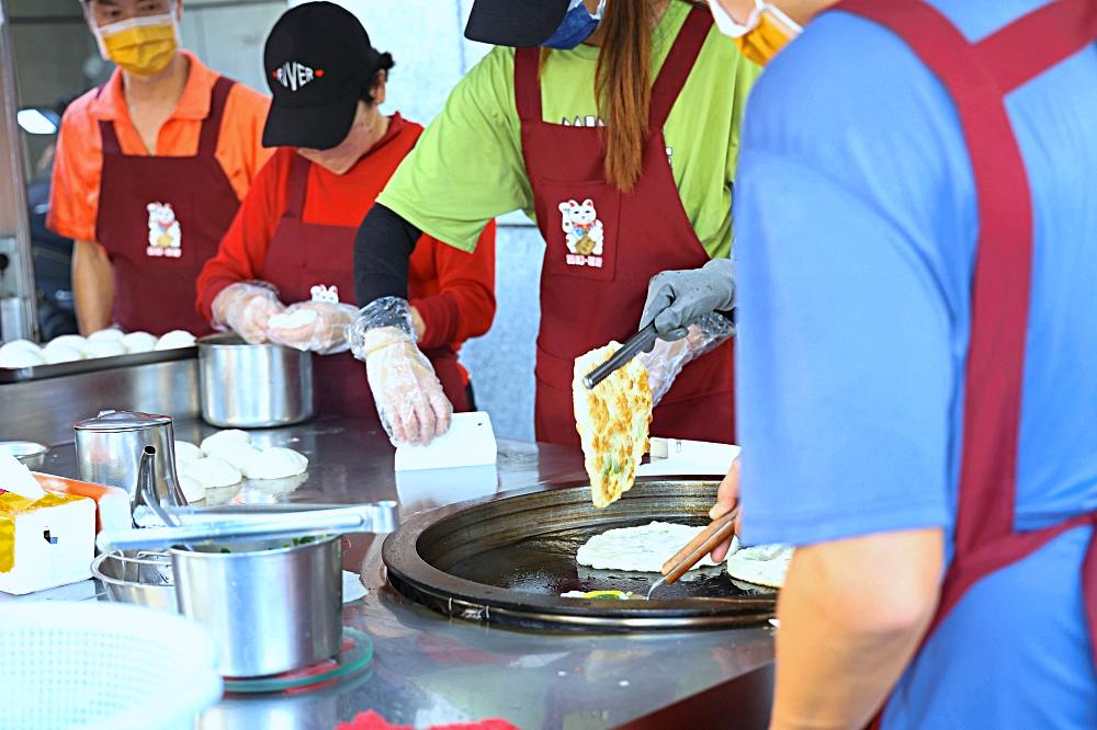 宜吉九層塔粉蔥餅｜大甲超人氣銅板美食，一天只賣四小時，排再久都要吃！