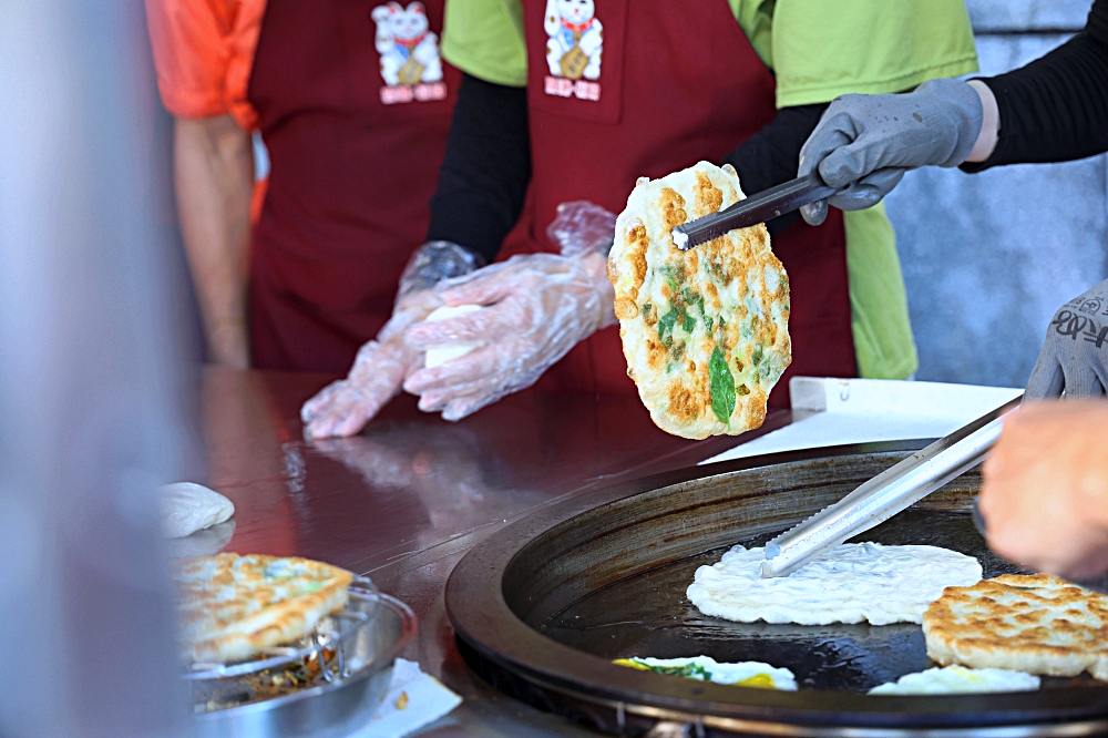 宜吉九層塔粉蔥餅｜大甲超人氣銅板美食，一天只賣四小時，排再久都要吃！