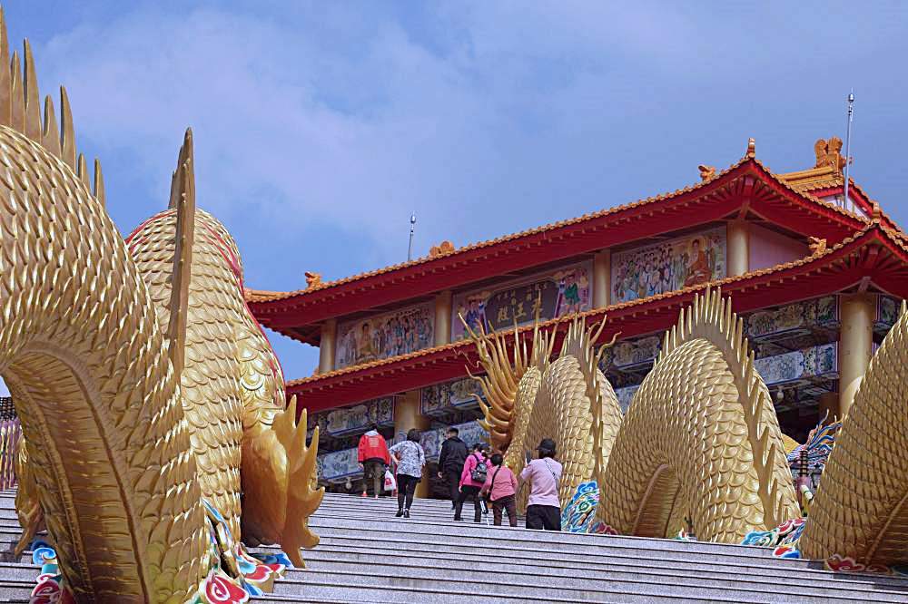 南投中寮金龍山法華寺 | 全台最壯觀百米超巨雙金龍步道，沿山直上盤踞天際，南投免門票景點推薦！