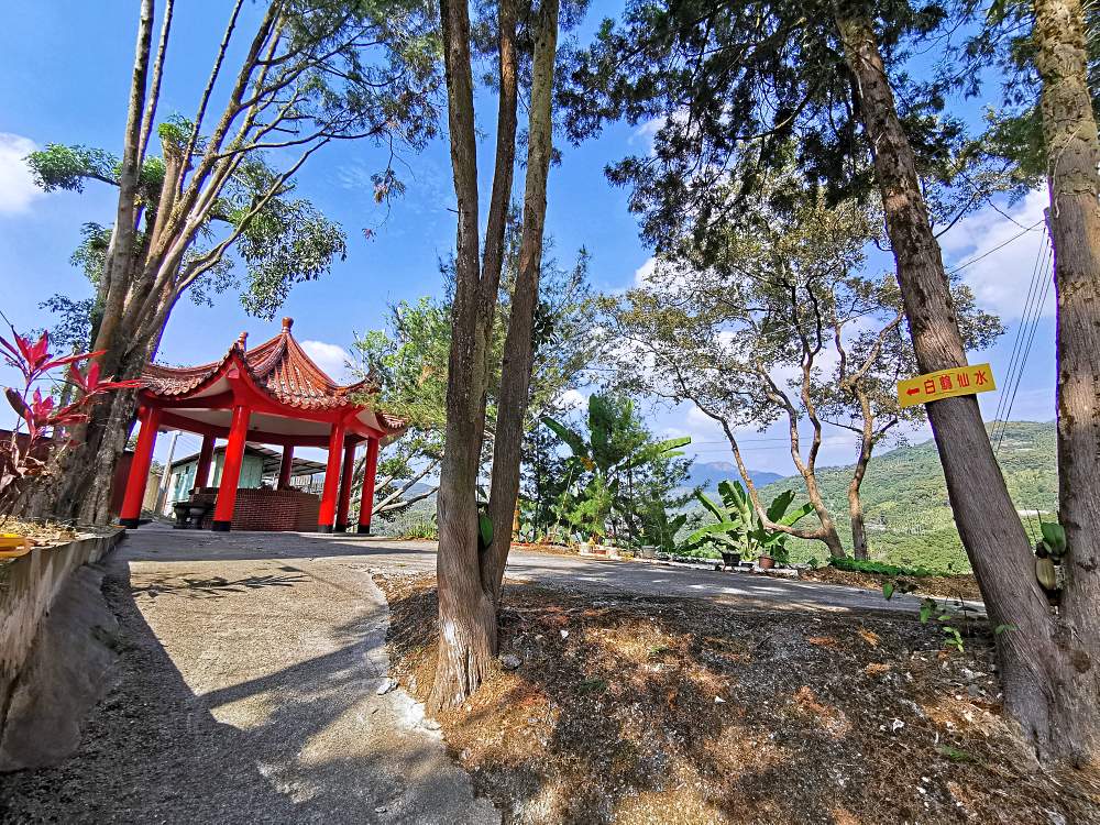 白鶴嶺天恩宮 | 視野比金龍山法華寺更遼闊，有靈犬真君塑像，還提供免費素泡麵！