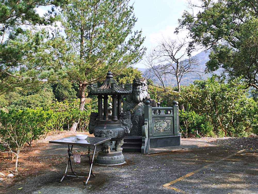 白鶴嶺天恩宮 | 視野比金龍山法華寺更遼闊，有靈犬真君塑像，還提供免費素泡麵！