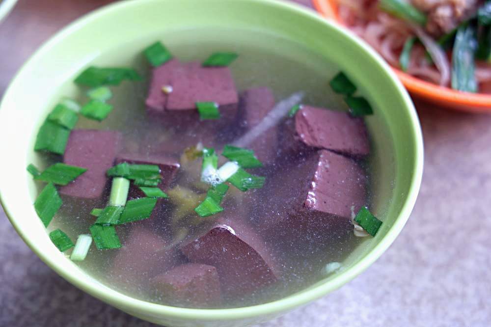 南福祠炒麵豬血湯 | 豐原人早餐就要吃炒麵，古早味肉燥加源美，內臟控必點cp值超高綜合湯！