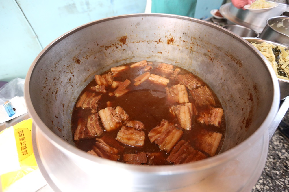 魯肉賴 | 最接地氣的豐原早午餐！豬腳飯、爌肉飯、肉排飯一賣快40年，豐原必吃美食推薦！