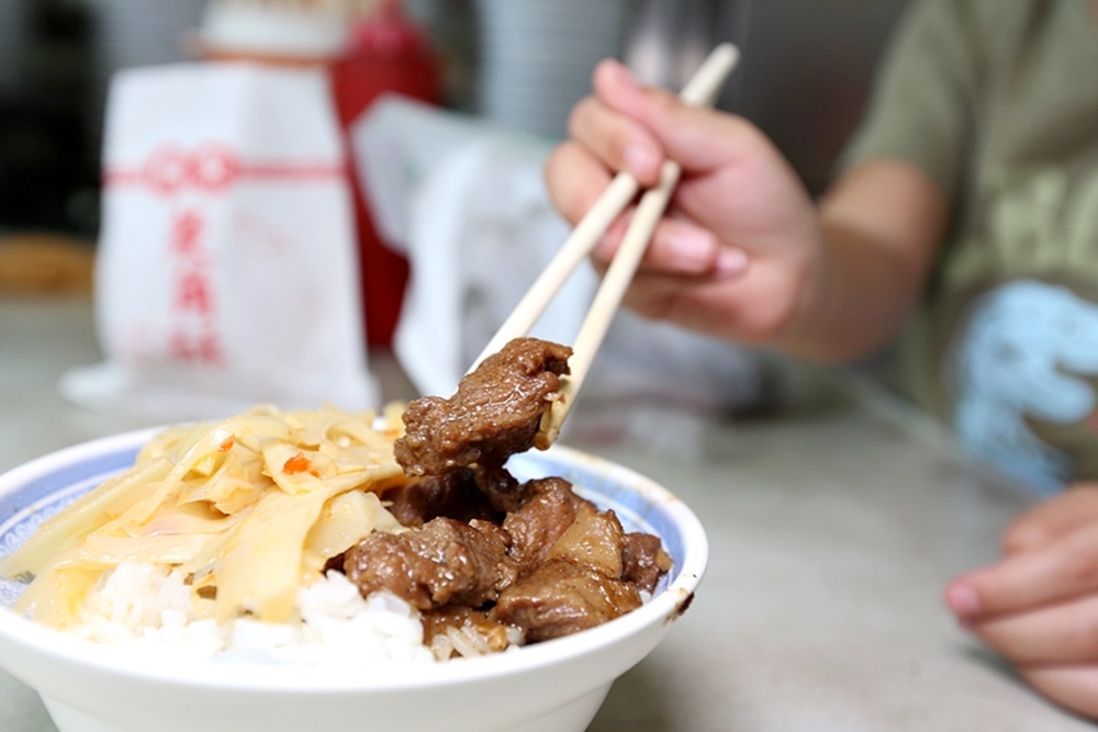 古客蒜肉飯 | 帶著胡椒香的大塊滷肉好開胃，連在地人都愛的廟東夜市小吃推薦！