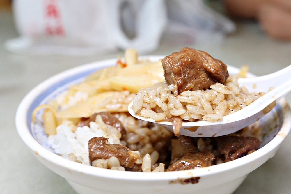 古客蒜肉飯 | 帶著胡椒香的大塊滷肉好開胃，連在地人都愛的廟東夜市小吃推薦！