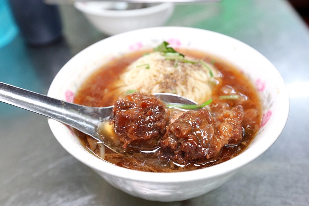 廟東清水排骨麵 | 廟東夜市老字號排骨麵，排骨酥肉多夠味，廟東人氣美食！