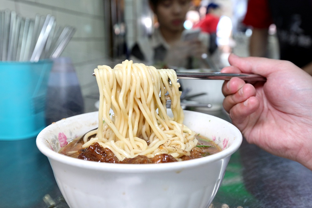 廟東清水排骨麵 | 廟東夜市老字號排骨麵，排骨酥肉多夠味，廟東人氣美食！