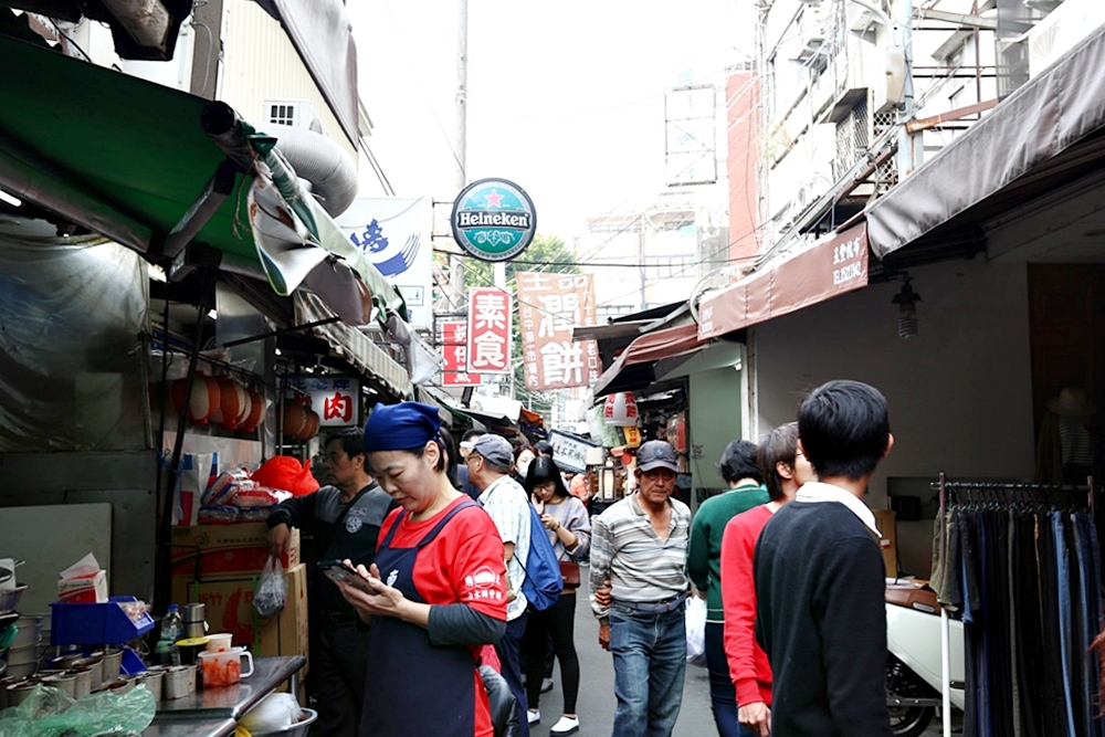 廟東清水排骨麵 | 廟東夜市老字號排骨麵，排骨酥肉多夠味，廟東人氣美食！