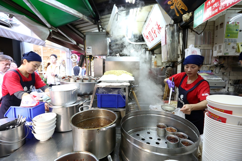 廟東清水排骨麵 | 廟東夜市老字號排骨麵，排骨酥肉多夠味，廟東人氣美食！