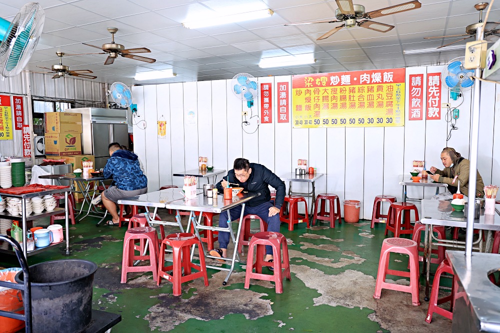 梁嫂炒麵肉燥飯太原店 | 正港台中人氣傳統早午餐，就是要炒麵配酸菜豬血湯，還有東泉加下去！