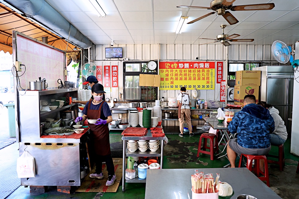 梁嫂炒麵肉燥飯太原店 | 正港台中人氣傳統早午餐，就是要炒麵配酸菜豬血湯，還有東泉加下去！