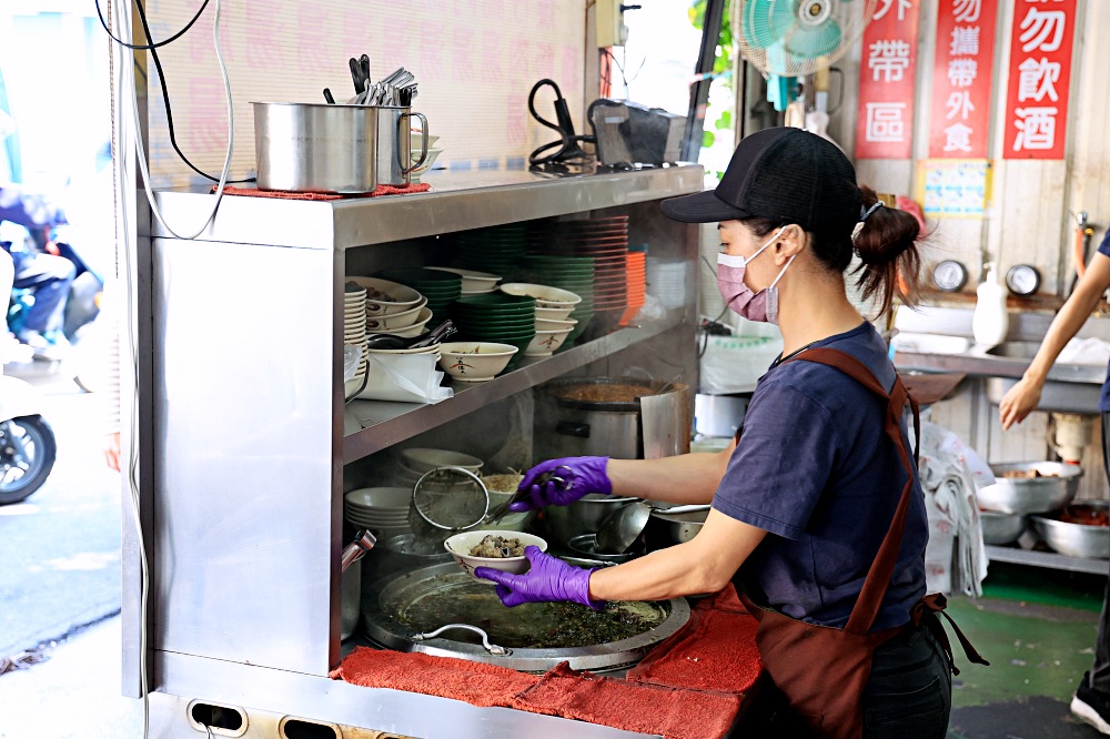 梁嫂炒麵肉燥飯太原店 | 正港台中人氣傳統早午餐，就是要炒麵配酸菜豬血湯，還有東泉加下去！