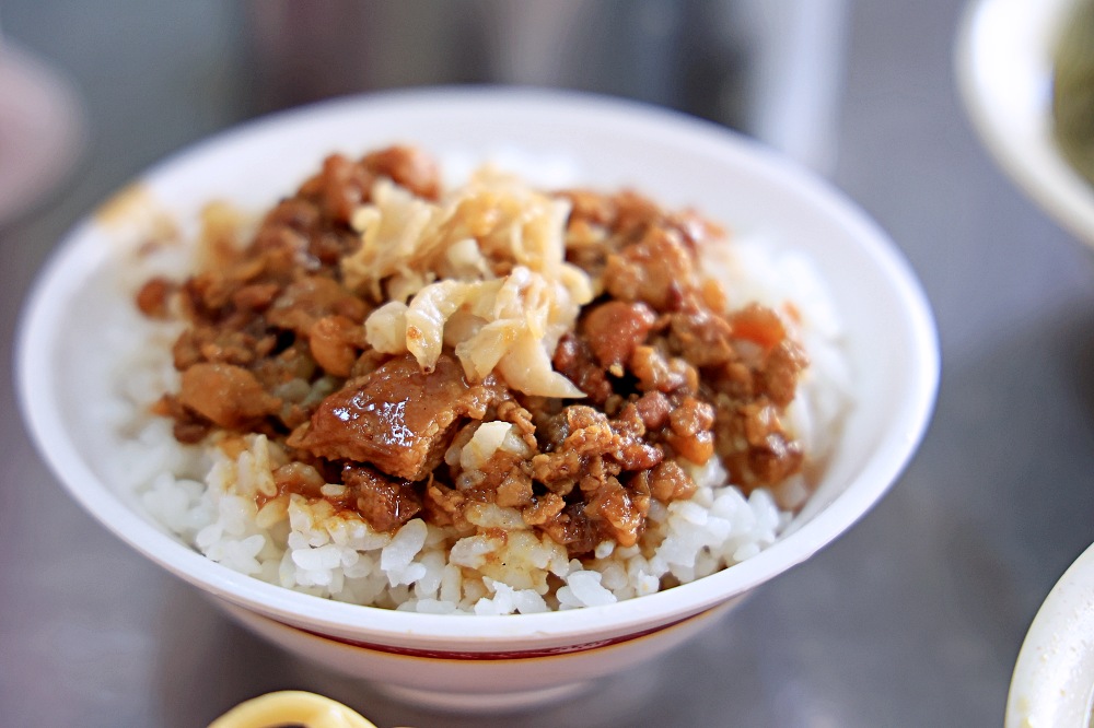 梁嫂炒麵肉燥飯太原店 | 正港台中人氣傳統早午餐，就是要炒麵配酸菜豬血湯，還有東泉加下去！