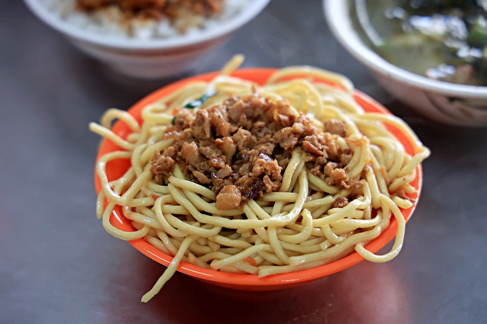 梁嫂炒麵肉燥飯太原店 | 正港台中人氣傳統早午餐，就是要炒麵配酸菜豬血湯，還有東泉加下去！