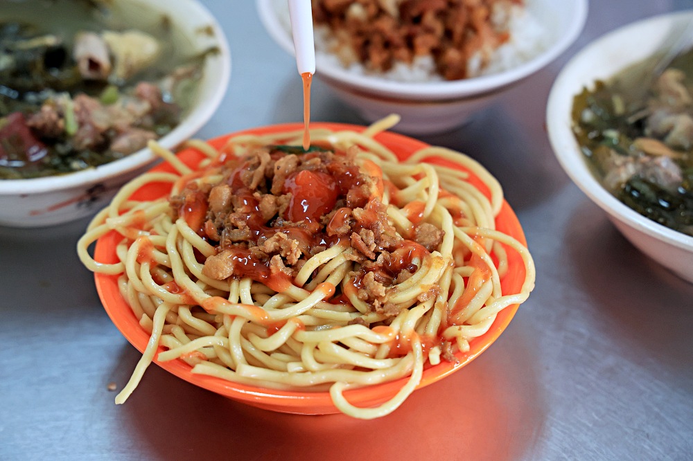 梁嫂炒麵肉燥飯太原店 | 正港台中人氣傳統早午餐，就是要炒麵配酸菜豬血湯，還有東泉加下去！