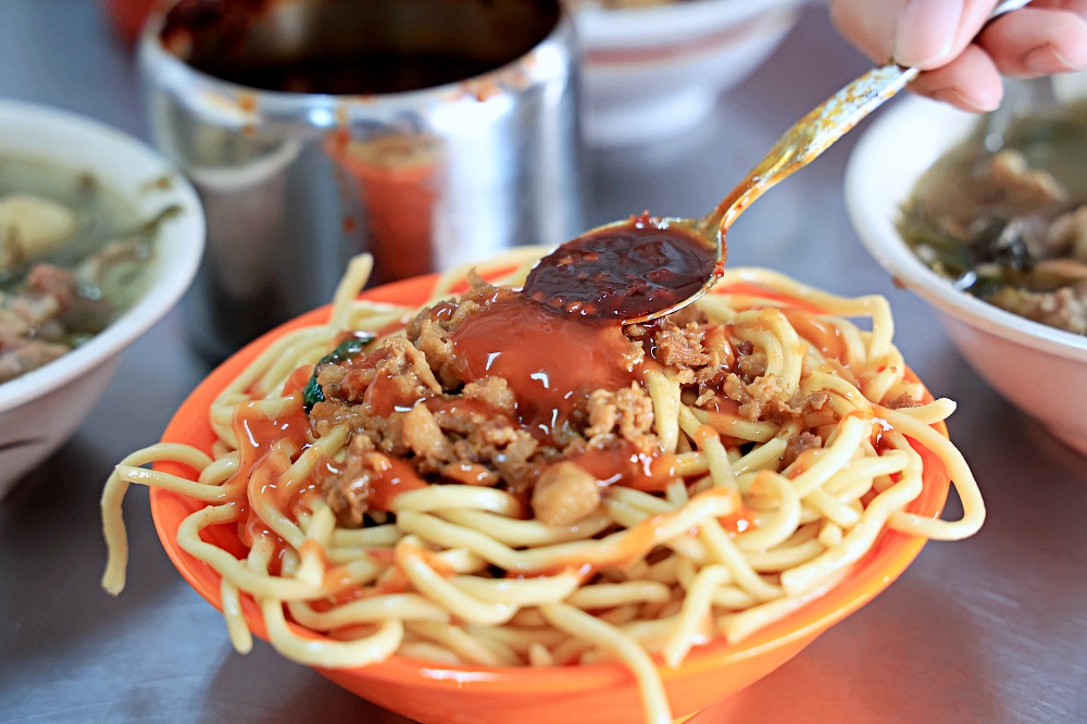 梁嫂炒麵肉燥飯太原店 | 正港台中人氣傳統早午餐，就是要炒麵配酸菜豬血湯，還有東泉加下去！