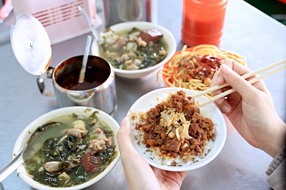 梁嫂炒麵肉燥飯太原店 | 正港台中人氣傳統早午餐，就是要炒麵配酸菜豬血湯，還有東泉加下去！