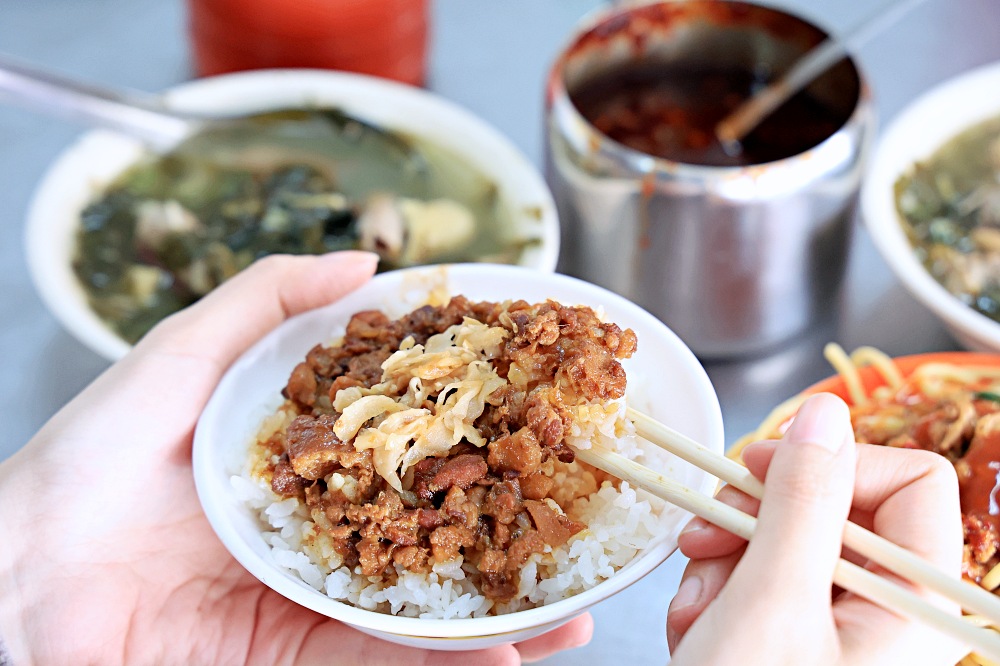 梁嫂炒麵肉燥飯太原店 | 正港台中人氣傳統早午餐，就是要炒麵配酸菜豬血湯，還有東泉加下去！