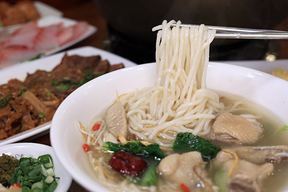 大紅燈籠東北酸菜白肉鍋 | 東北姑娘醃的酸白菜溫潤爽脆份量足，牛肉捲餅好夠味，吉林人蔘做成雞湯麵超少見