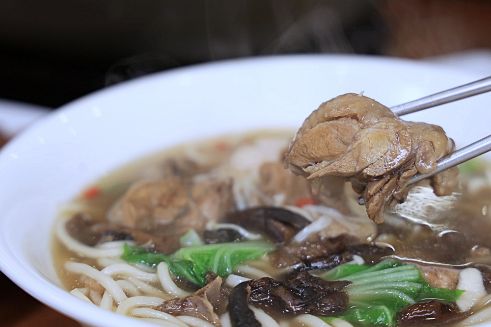 大紅燈籠東北酸菜白肉鍋 | 東北姑娘醃的酸白菜溫潤爽脆份量足，牛肉捲餅好夠味，吉林人蔘做成雞湯麵超少見