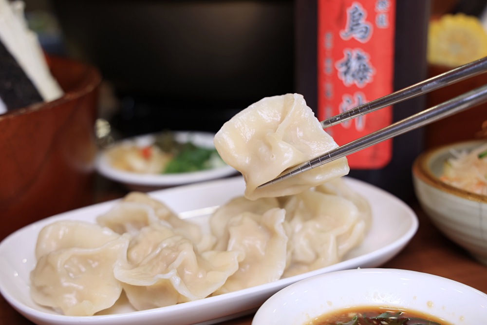 大紅燈籠東北酸菜白肉鍋 | 東北姑娘醃的酸白菜溫潤爽脆份量足，牛肉捲餅好夠味，吉林人蔘做成雞湯麵超少見