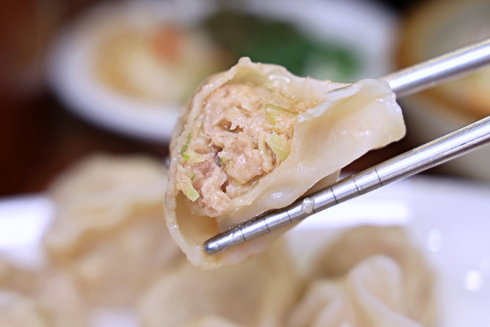 大紅燈籠東北酸菜白肉鍋 | 東北姑娘醃的酸白菜溫潤爽脆份量足，牛肉捲餅好夠味，吉林人蔘做成雞湯麵超少見