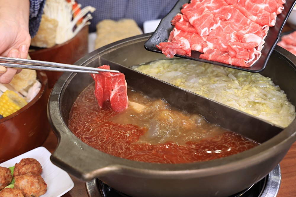 大紅燈籠東北酸菜白肉鍋 | 東北姑娘醃的酸白菜溫潤爽脆份量足，牛肉捲餅好夠味，吉林人蔘做成雞湯麵超少見