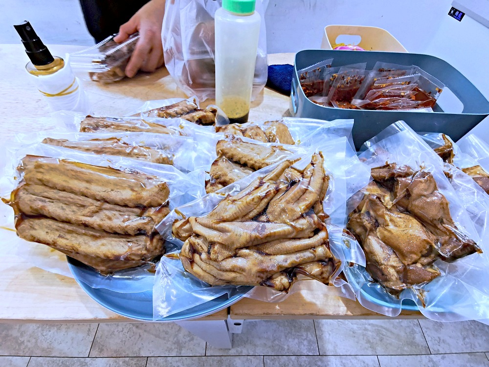 曾氏幸福滷味｜國美館超人氣排隊滷味，4樣只要$38，必點秒殺豬皮！羊肉羹、魷魚羹是午餐限定，曾氏幸福滷味菜單更新