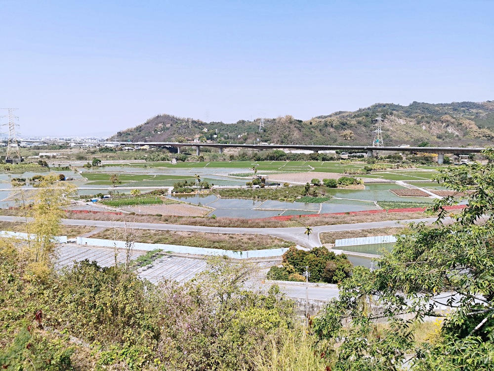 鳥嘴潭人工湖周邊景點｜國6東草屯交流道旁的獅象山，從山腰俯看鳥嘴潭，還有濟公行舍觀音佛寺，東草屯休息站營運中