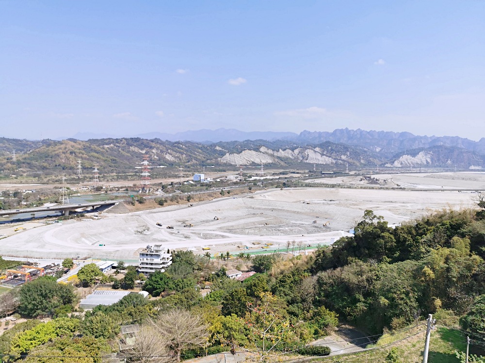 鳥嘴潭人工湖周邊景點｜國6東草屯交流道旁的獅象山，從山腰俯看鳥嘴潭，還有濟公行舍觀音佛寺，東草屯休息站營運中