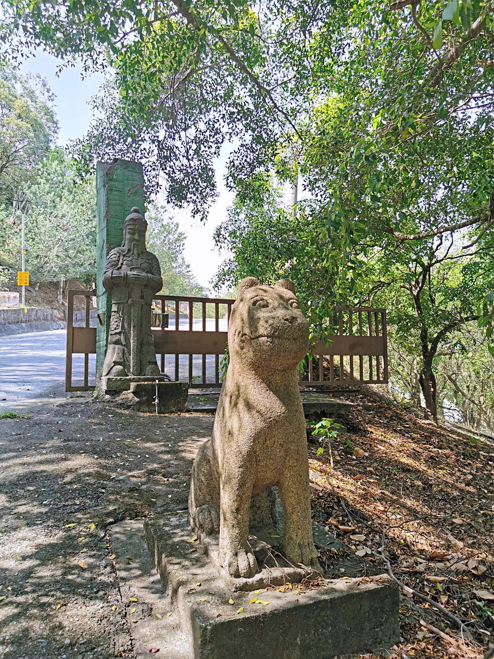 鳥嘴潭人工湖周邊景點｜國6東草屯交流道旁的獅象山，從山腰俯看鳥嘴潭，還有濟公行舍觀音佛寺，東草屯休息站營運中