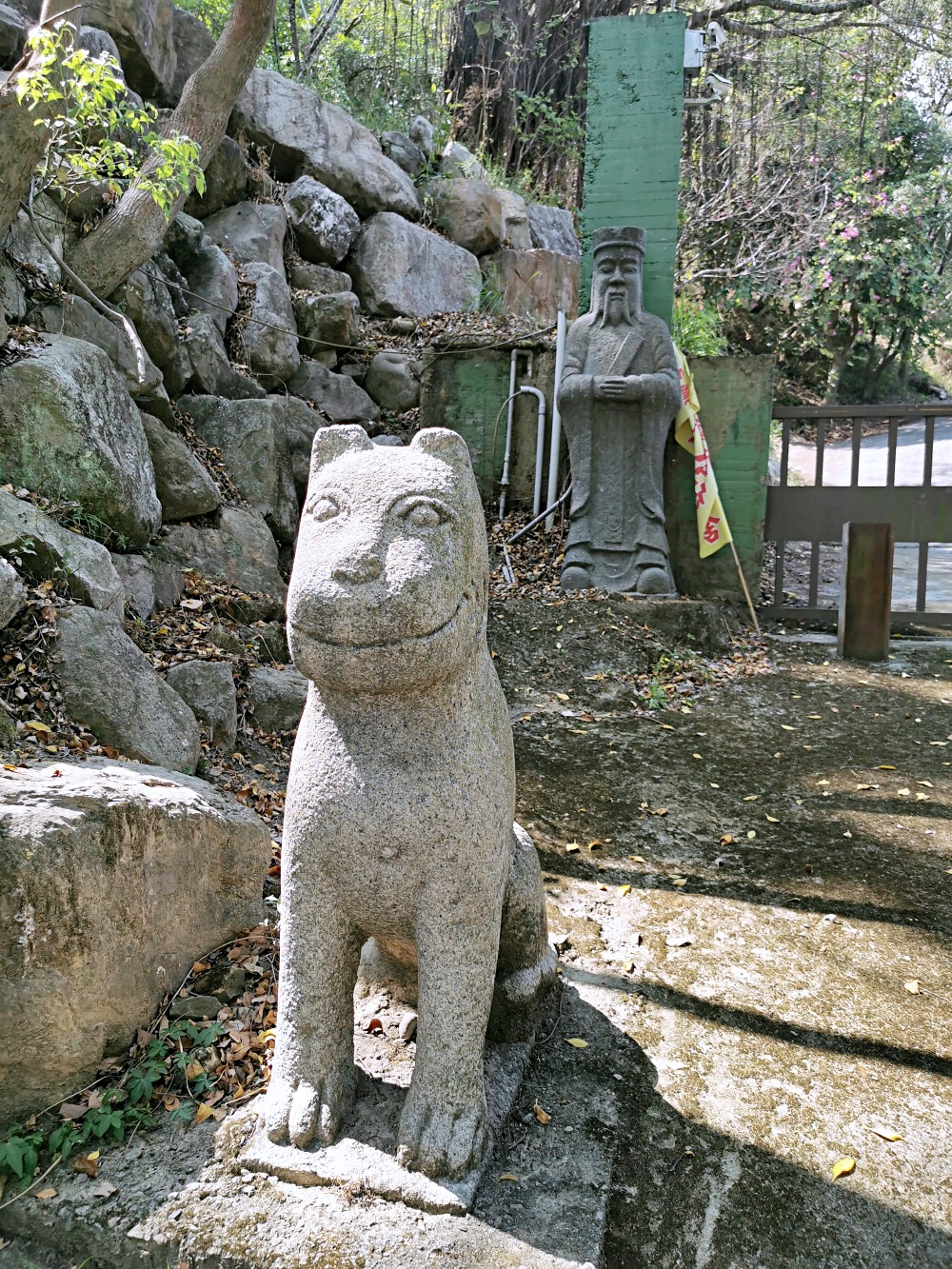 鳥嘴潭人工湖周邊景點｜國6東草屯交流道旁的獅象山，從山腰俯看鳥嘴潭，還有濟公行舍觀音佛寺，東草屯休息站營運中