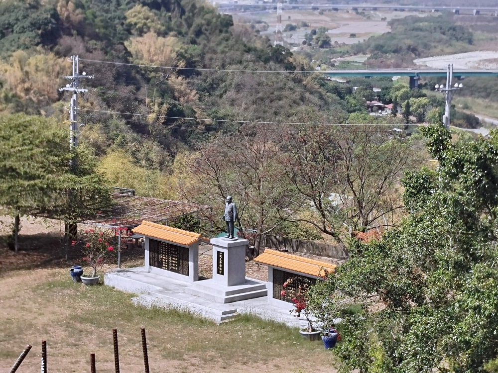 鳥嘴潭人工湖周邊景點｜國6東草屯交流道旁的獅象山，從山腰俯看鳥嘴潭，還有濟公行舍觀音佛寺，東草屯休息站營運中