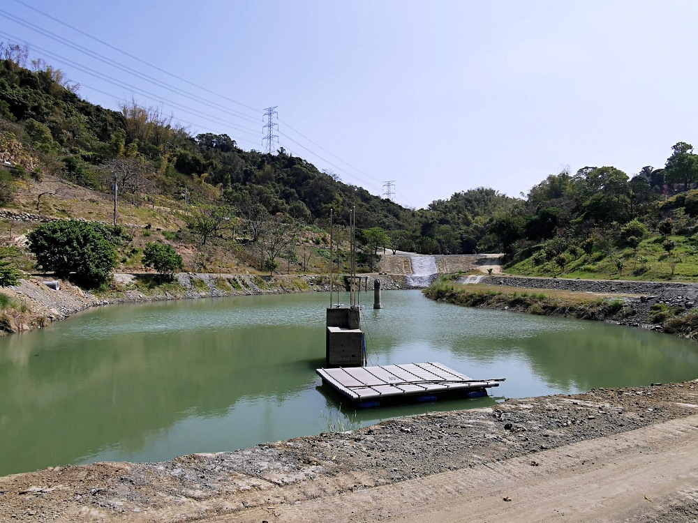 鳥嘴潭人工湖周邊景點｜國6東草屯交流道旁的獅象山，從山腰俯看鳥嘴潭，還有濟公行舍觀音佛寺，東草屯休息站營運中